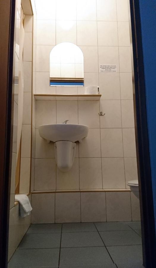 Dom Weselny Wenus Pokoje Hotelowe Przedborz Exterior photo